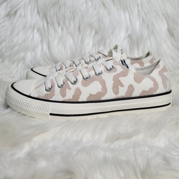 Converse Chuck Taylor All Star Low Top Cream 7 Women / 5 Men NWOB - Picture 4 of 6